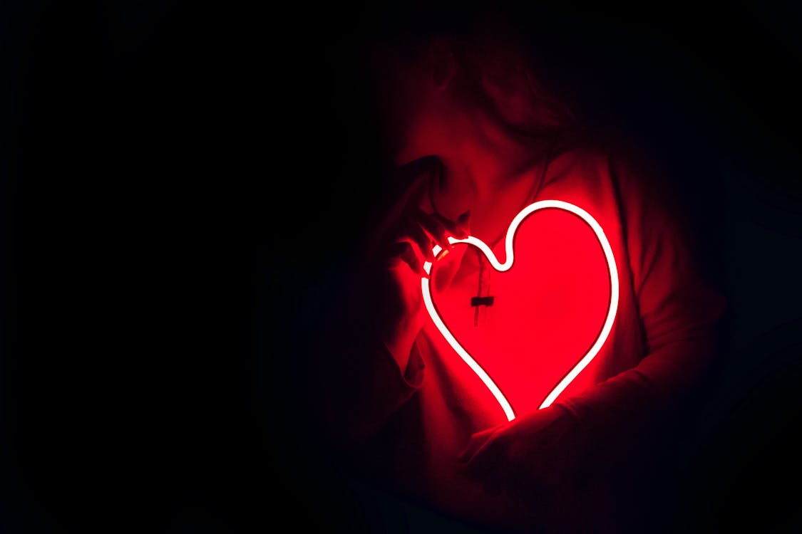 Ücretsiz Kalp şeklinde kırmızı Neon tabela Stok Fotoğraf