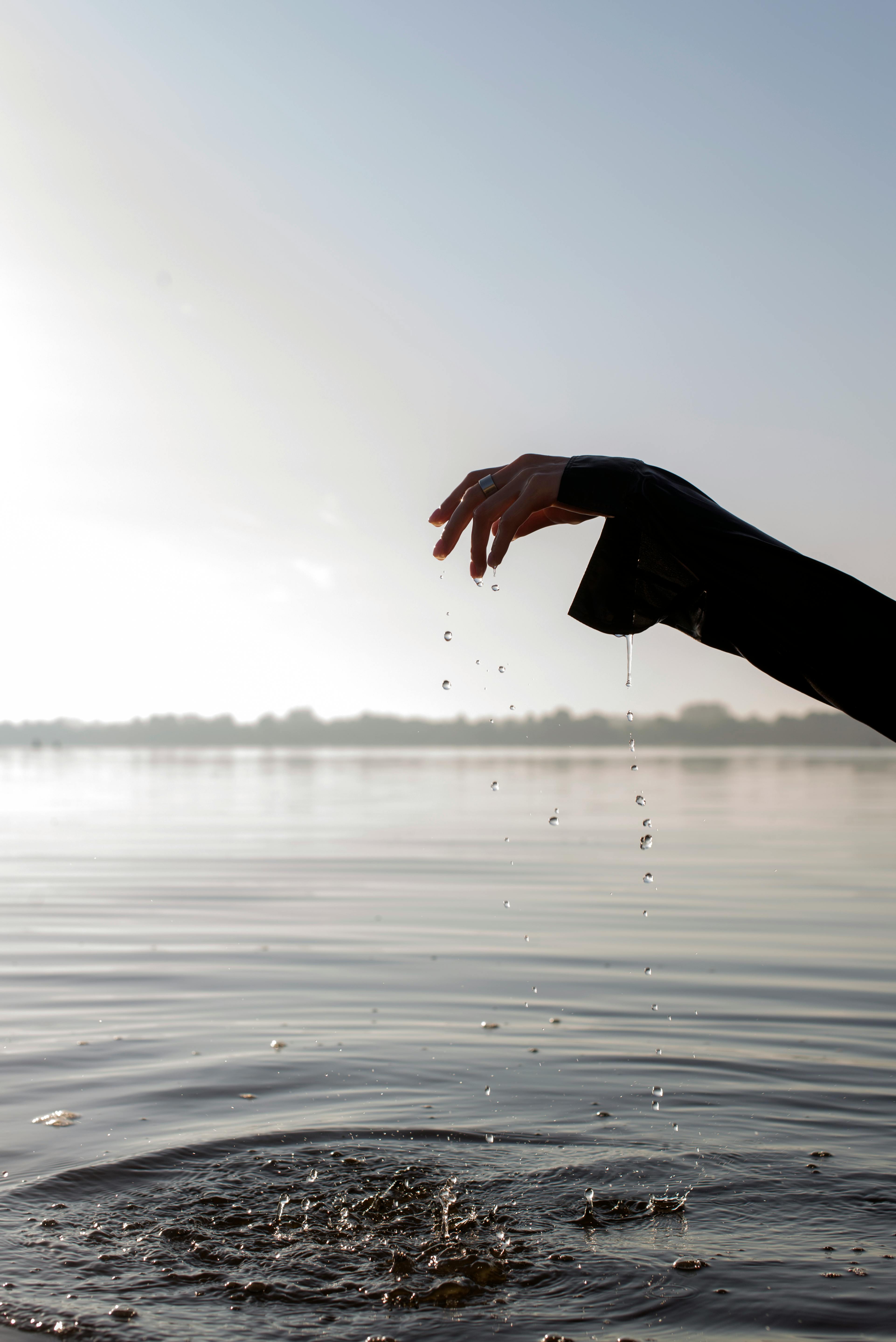 Девка вытянулась в водичке