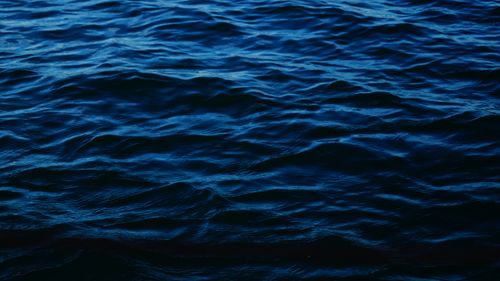 Free A serene view of ocean waves captured in rich blue tones, emphasizing tranquility. Stock Photo