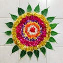 瓷砖地板上，一座由彩色花瓣和绿叶组成的曼陀罗花卉充满活力