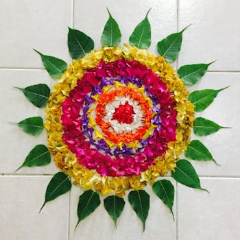 瓷砖地板上，一座由彩色花瓣和绿叶组成的曼陀罗花卉充满活力