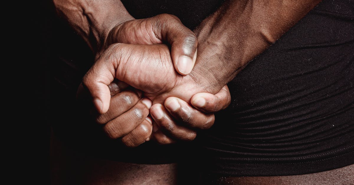 Jeune femme effectuant des exercices de musculation à domicile.