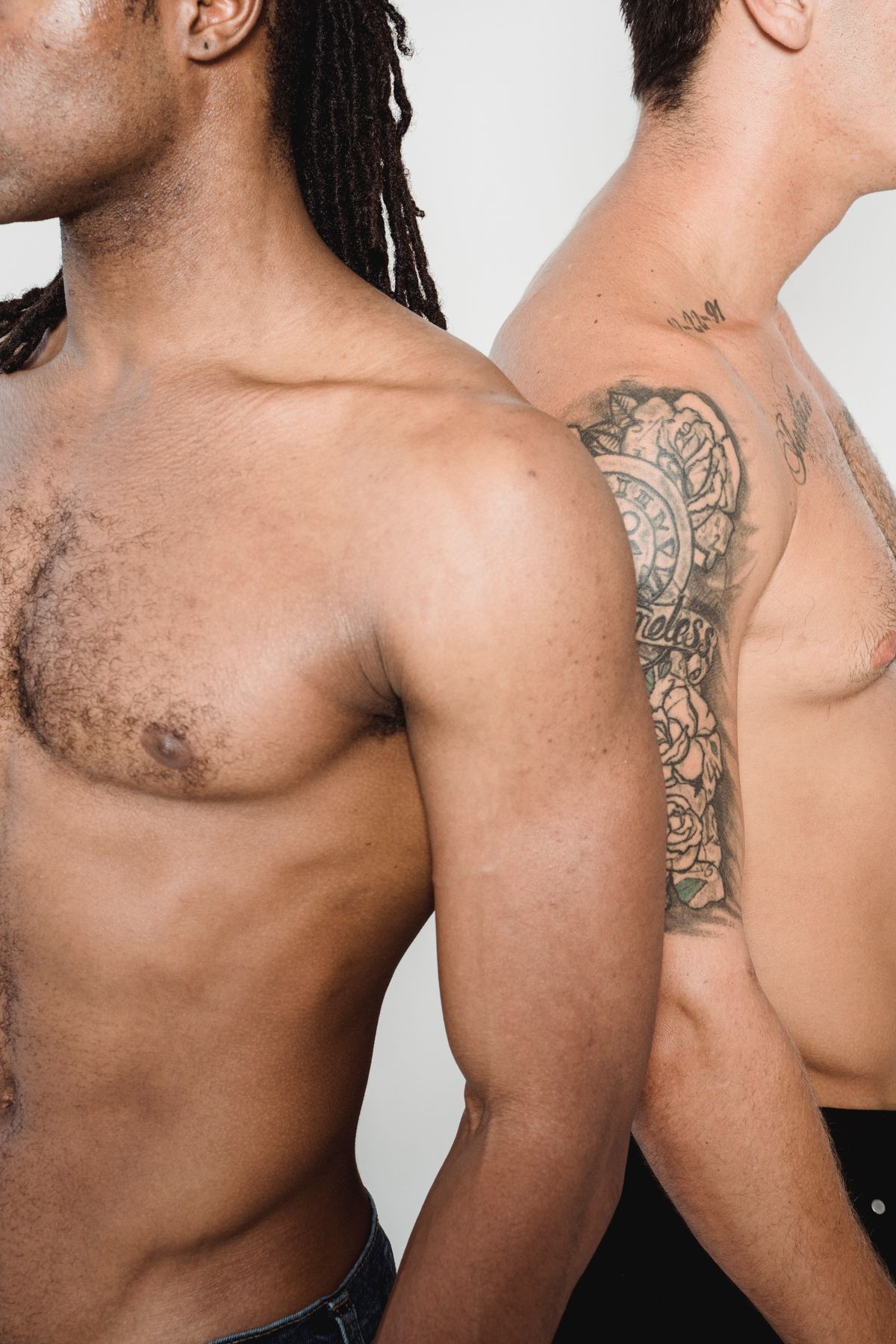 Dois homens em close-up posicionados de costas um para o outro, mostrando diferenças de biotipo