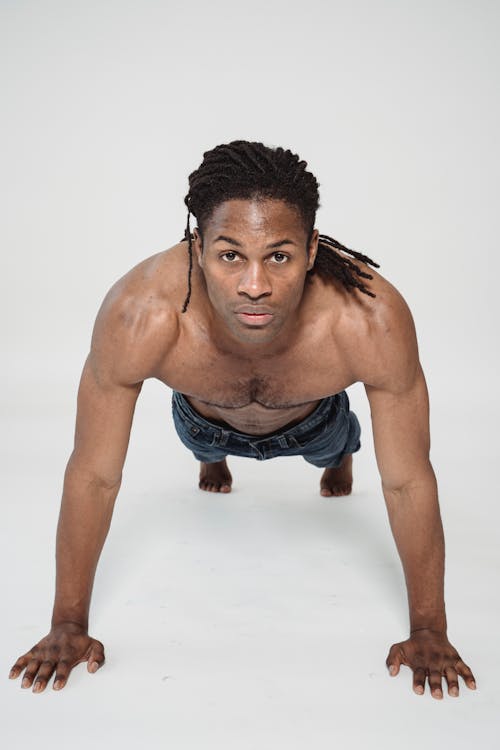 Imagine de stoc gratuită din bărbat afro-american, brațe, codițe