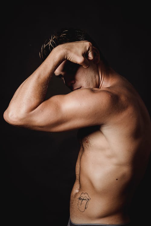 Foto profissional grátis de bíceps, fisiculturista, flexão