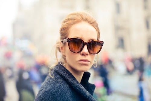 Frau Mit Schwarz Gerahmter Sonnenbrille