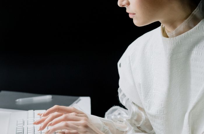 Online dating: starting a conversation on a niche platform