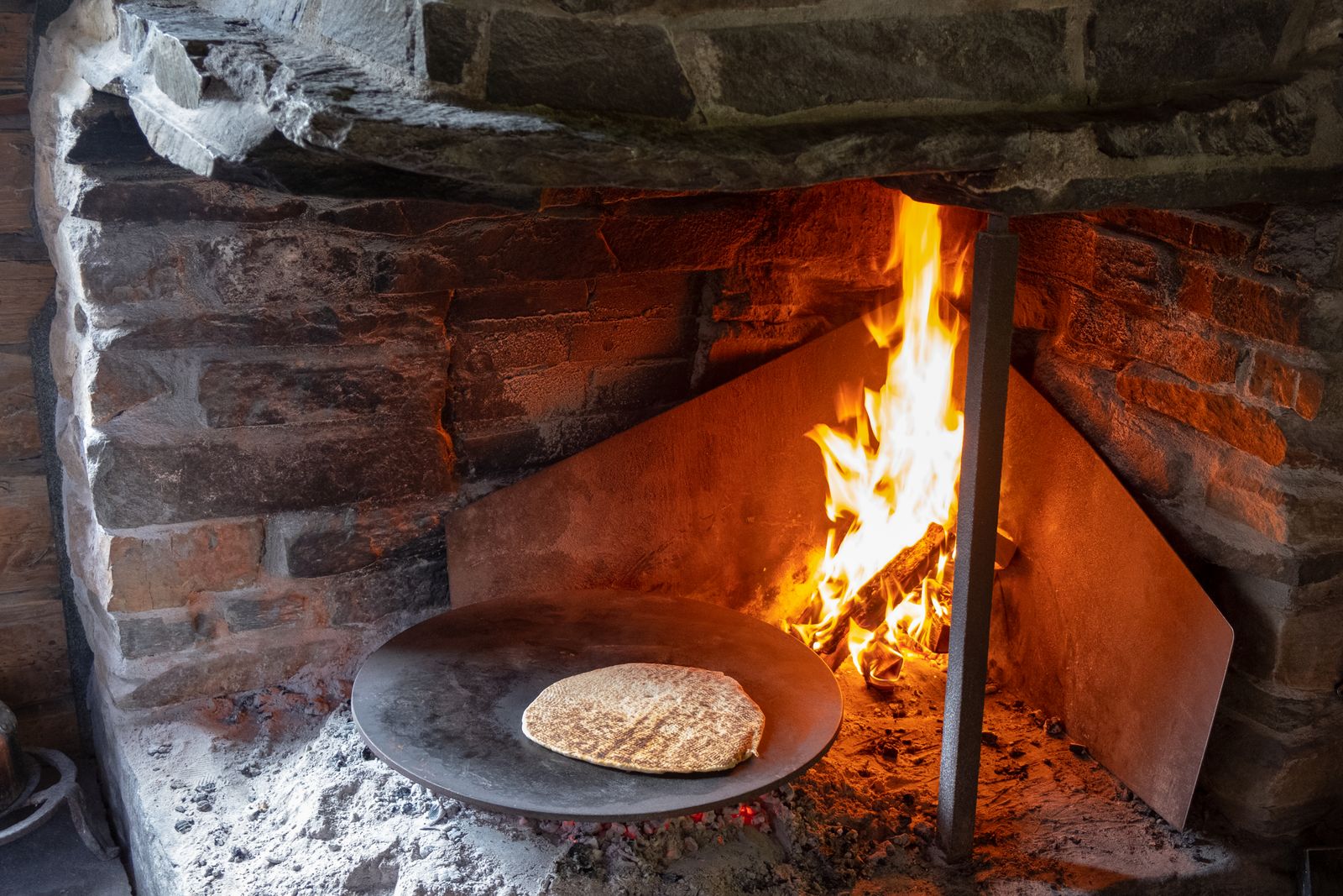 Four à bois avec flammes vives, chaleur de cuisson artisanale