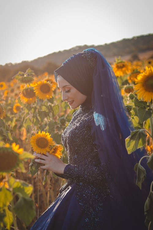 Ilmainen kuvapankkikuva tunnisteilla auringonkukat, henkilö, kaunis