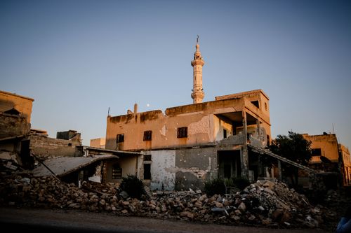 Free A haunting scene of abandoned ruins in Idlib, Syria with a minaret in the backdrop at dusk. Stock Photo
