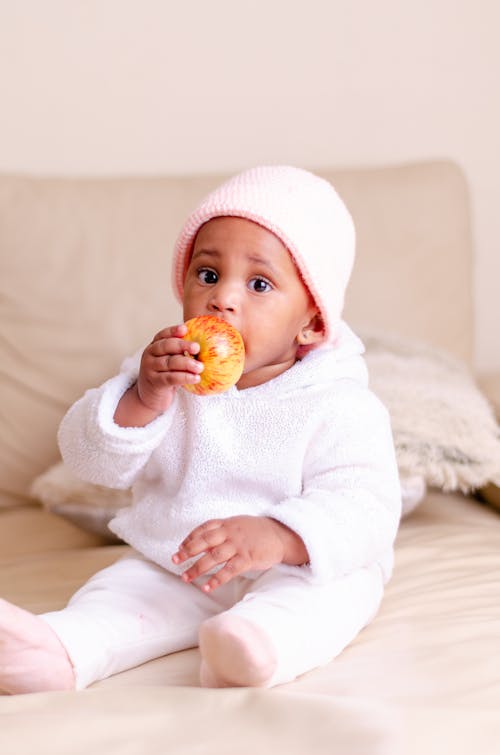 Darmowe zdjęcie z galerii z african american baby, apple, czarne dziecko