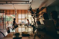 咖啡馆里，人们用笔记本电脑工作，营造出热闹而现代化的协作氛围