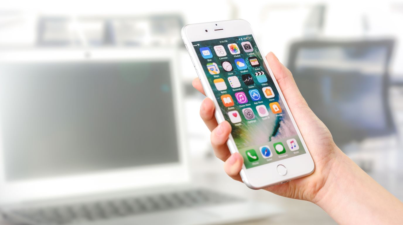 スマートフォンでホームページを閲覧している手元