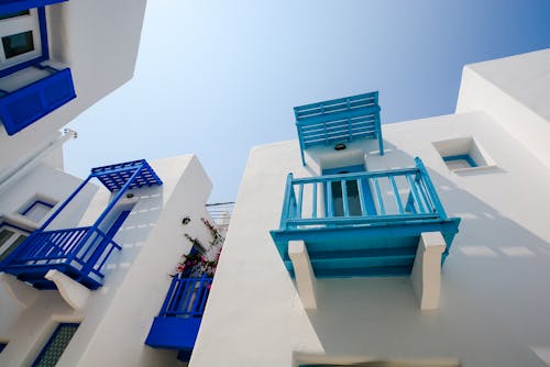 grátis Casa Pintada De Branco Com Terraço Azul E Verde Azulado Foto profissional