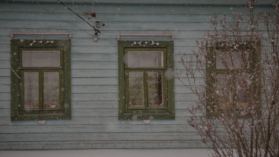 A close-up of home siding showing visible rot and mold growth A close-up of home siding showing visible rot and mold growth