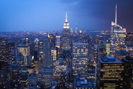 纽约市的天际线在夜晚展现出令人惊叹的景观，摩天大楼被灯光点亮