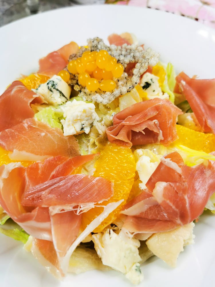 Salad With Ham, Oranges And Blue Cheese 