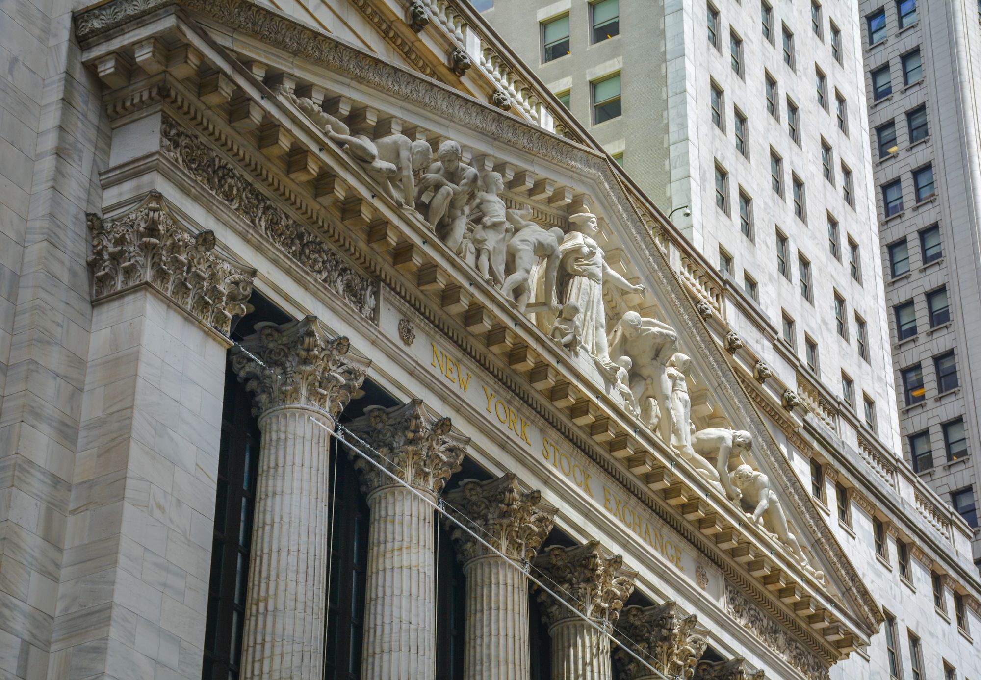 Fachada con columnas de la Bolsa de Valores de Nueva York en Wall Street