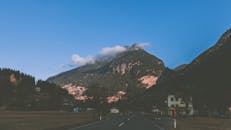 蔚蓝的天空下，山景和道路令人惊叹