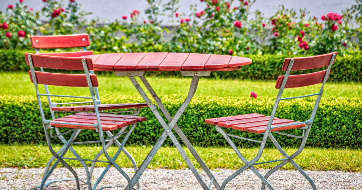 Salon de jardin avec chaises et table en métal