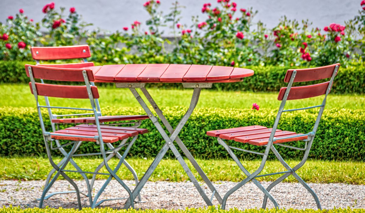 Salon de jardin avec chaises et table en métal