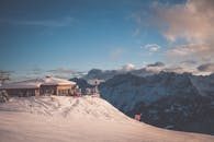 雪山度假胜地风景优美，天空晴朗，山峰白雪皑皑