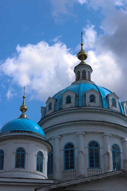 Free Scenic view of blue-domed church under a bright sky, showcasing elegant architecture. Stock Photo