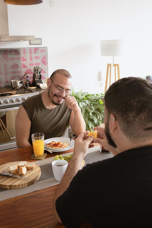 Foto stok gratis dalam ruangan, gay, kasih sayang