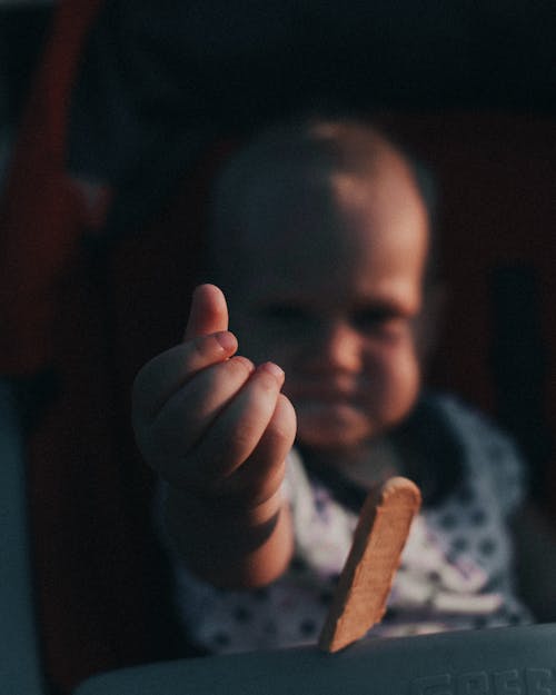 Základová fotografie zdarma na téma černé pozadí, dítě, natahování ruky