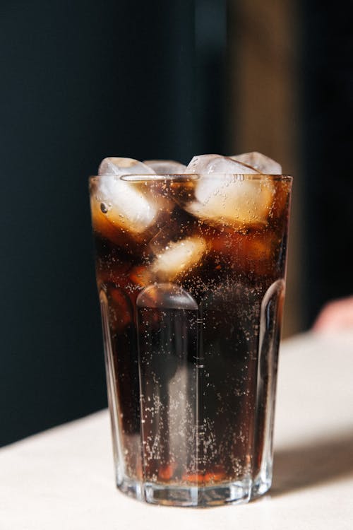 Kostenloses Stock Foto zu alkoholfreie getränke, coca cola, eiswürfel