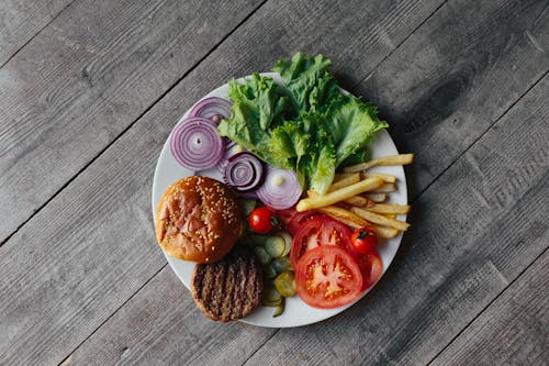 bezplatná Základová fotografie zdarma na téma burger, cibule, dřevěný povrch Základová fotografie