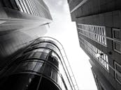 城市环境中，现代摩天大楼的玻璃外墙和钢结构呈现低角度视图