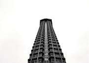 一座现代摩天大楼以戏剧性的低角度黑白视角被捕捉