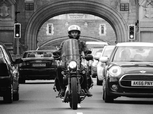 Uomo Che Guida La Moto In Scala Di Grigi Photograhy