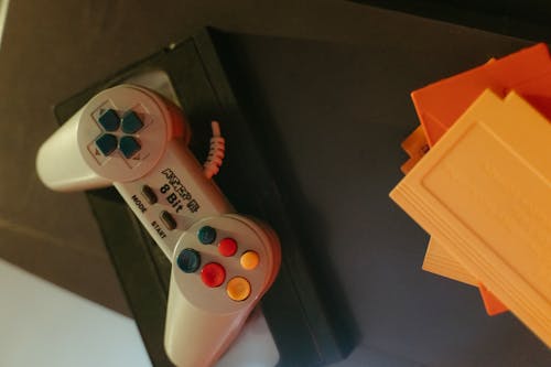 Darmowe zdjęcie z galerii z kaseta z grą, kontroler gier wideo, taśma do gry