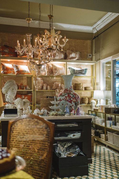 Free Luxurious room with chandeliers, busts, and decorative vases on display. Stock Photo