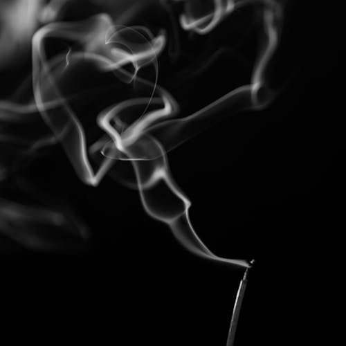 Fotobanka s bezplatnými fotkami na tému čierne pozadie, čierny a biely, cigareta