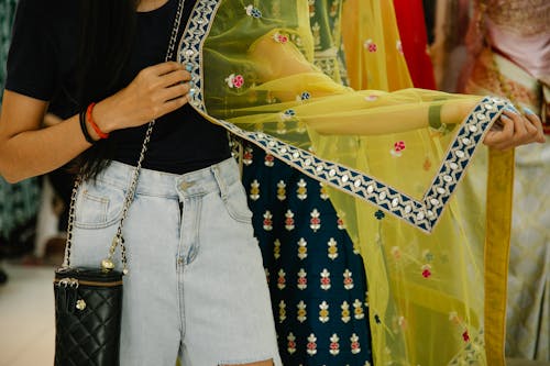 Безкоштовне стокове фото на тему «джинси, жінка, жовтий» стокове фото