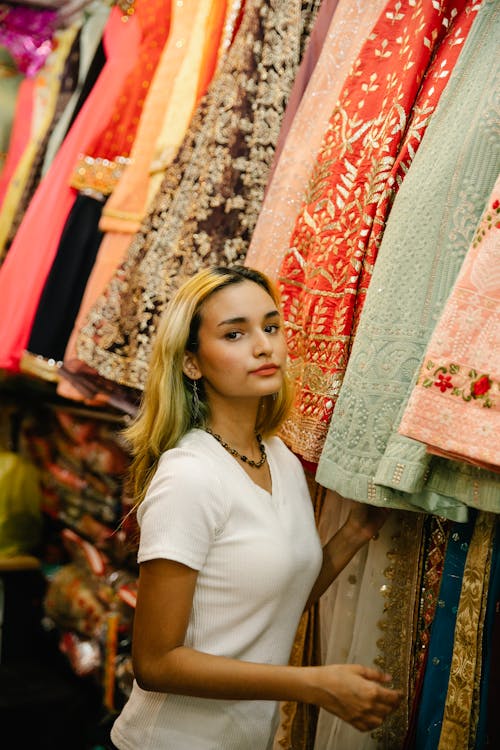 Foto profissional grátis de compras, desgaste tradicional, mulher