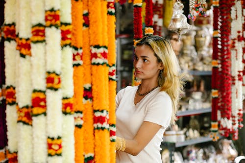 Fotobanka s bezplatnými fotkami na tému "girlandy", biele tričko, blond vlasy