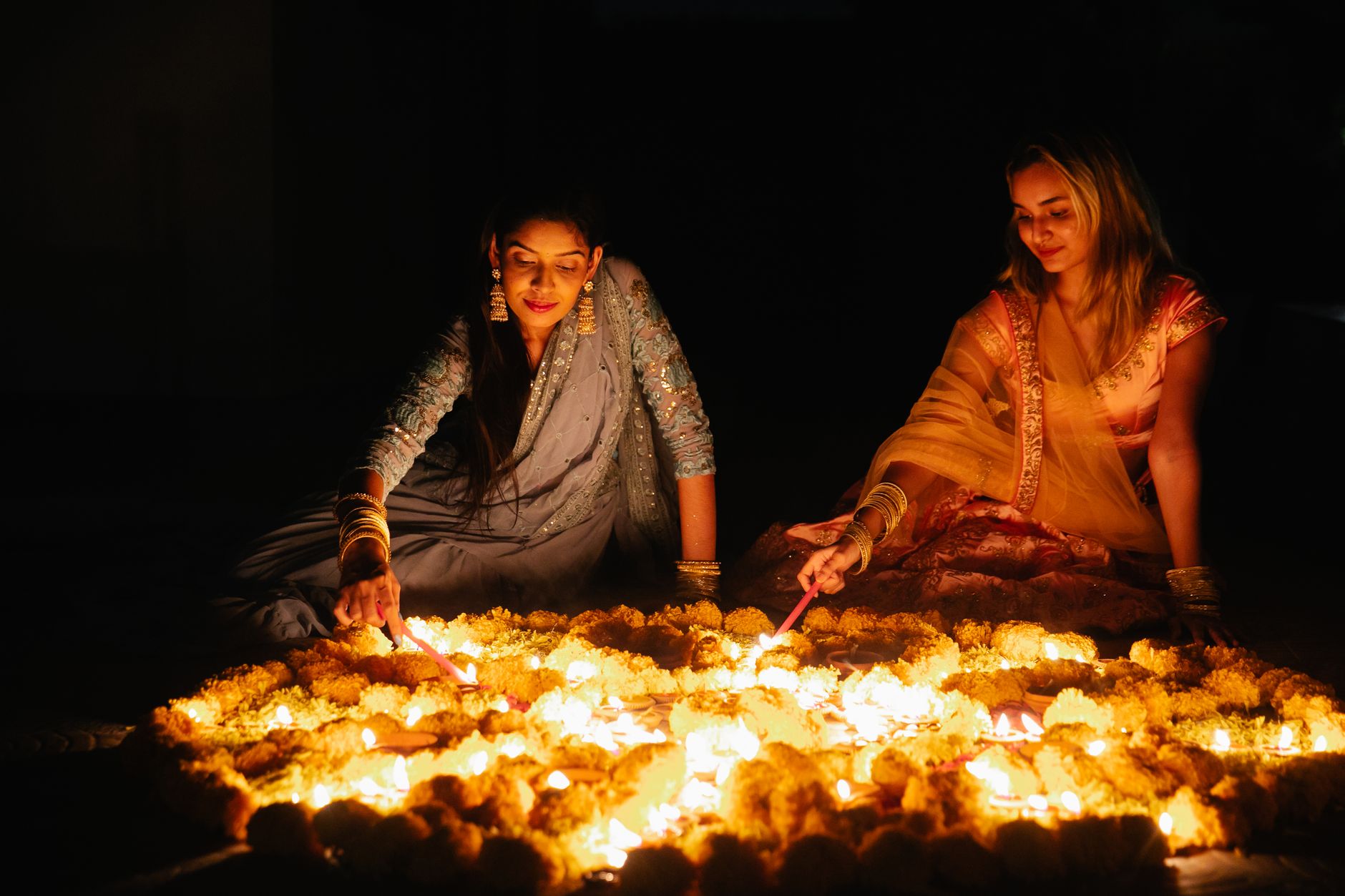 दीपावली की रोशनी में परिवार तीन पत्ती खेलता हुआ, मेज पर ताश और नियंत्रित चिप्स