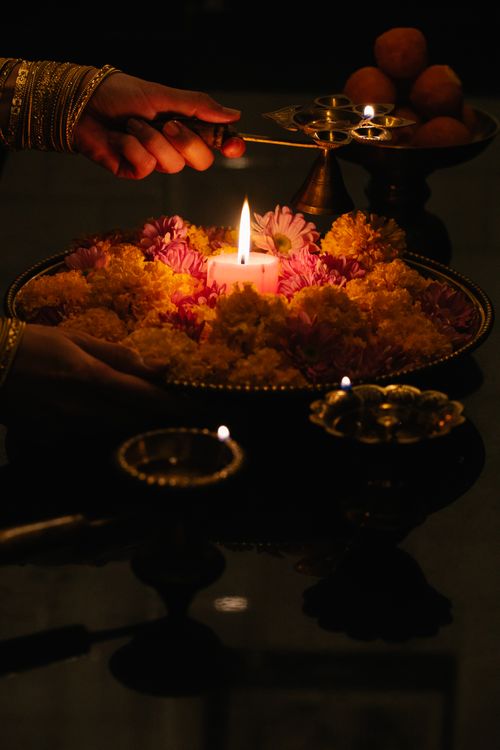 Free A beautifully decorated platter with candles and flowers, perfect for Indian cultural festivities. Stock Photo
