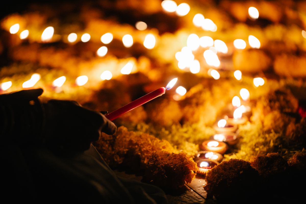 Honderden brandende kaarsen tijdens een spiritueel ritueel