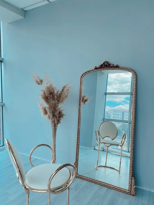 Darmowe zdjęcie z galerii z krzesło, lusterko, minimalistyczne wnętrze