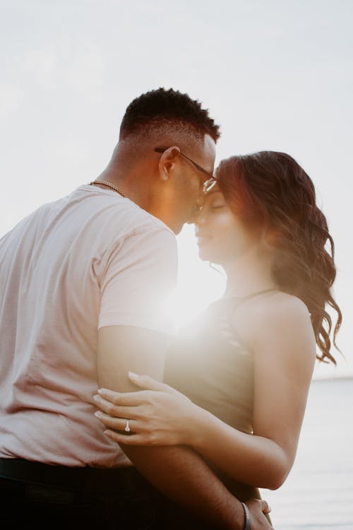 Ücretsiz Beyaz Tişört Giyen Adam Burnunu öpüşme Kadın Stok Fotoğraflar