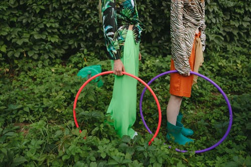 Kostenloses Stock Foto zu festhalten, grüne blätter, hula-hoop