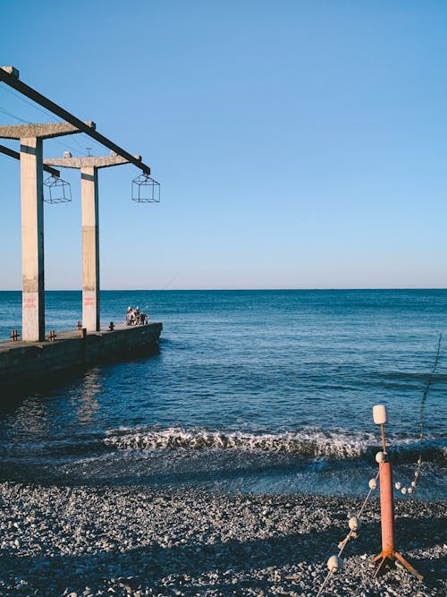 Бесплатное стоковое фото с берег, бетон, вертикальный выстрел