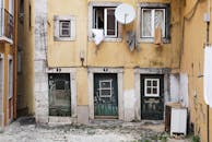 在葡萄牙里斯本一栋破旧的建筑立面上，晾着正在烘干的衣服