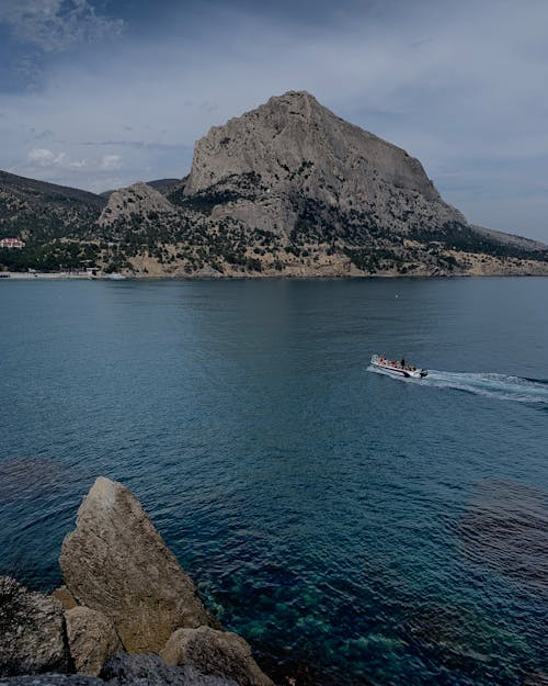 Δωρεάν στοκ φωτογραφιών με βάρκα, βουνό, βραχώδες βουνό