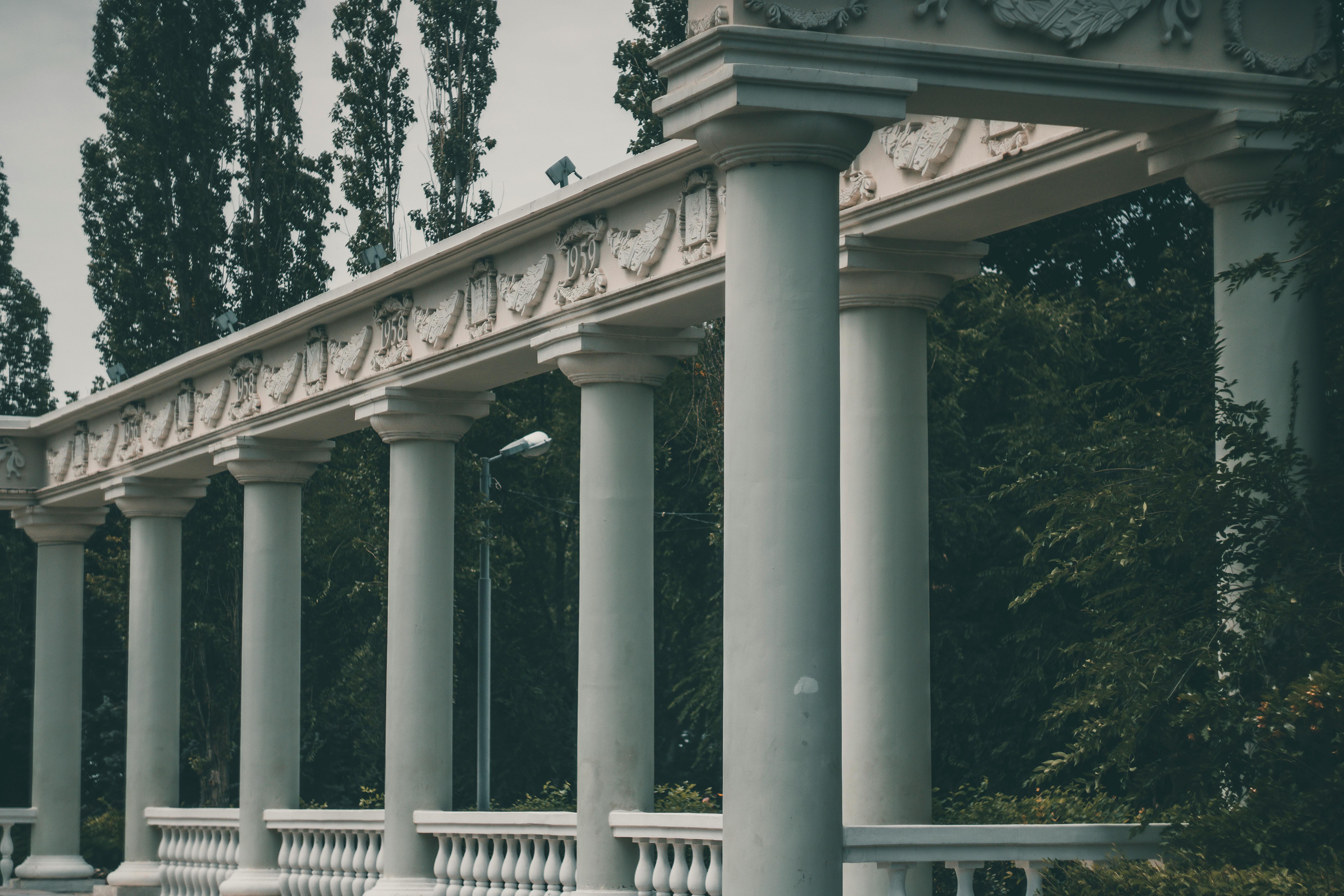 Columns in Building · Free Stock Photo